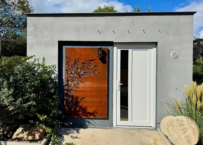 Garden - The Garage בית נופש